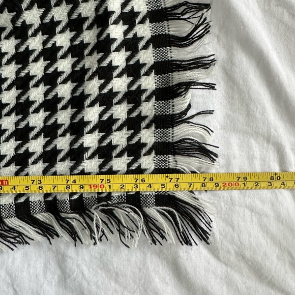 ✨ SOLD ✨ EUC Akira Chicago Red Label Black White Houndstooth Fringe Long Scarf - Picture 7 of 8